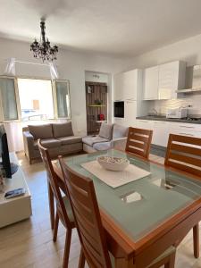 a kitchen and living room with a table and chairs at Appartamento Jeannette in Santa Teresa Gallura