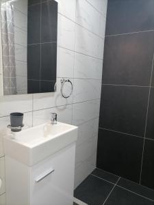 Bilik mandi di Sky apartman 2