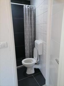 Bilik mandi di Sky apartman 2