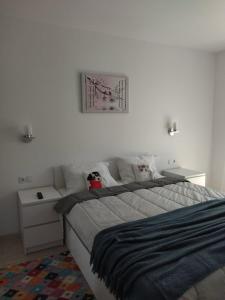 una camera da letto con un letto e un quadro sul muro di BELCARA Apartment a Buşteni