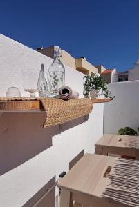 une bouteille sur une étagère du côté d'un bâtiment dans l'établissement Algarve house, sun, terrace, views and barbecue, à Silves