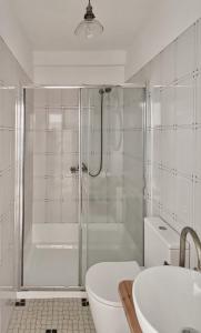 een badkamer met een douche, een toilet en een wastafel bij Algarve house, sun, terrace, views and barbecue in Silves