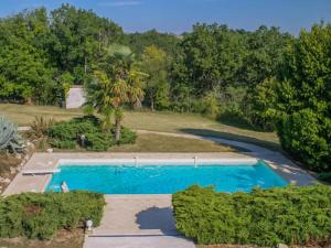 an overhead view of a swimming pool in a garden at Gite La Séoune in Monjoi