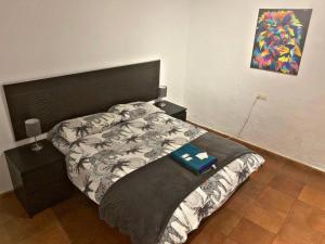 een slaapkamer met een bed met een zwart hoofdeinde bij Barbieri Granada Pensión in Granada