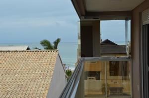 En balkong eller terrass på Belíssimo Apto 2 Suítes a 50 metros do mar em Bombinhas SC