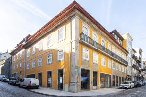 Afbeelding uit fotogalerij van Elegant Downtown 1BR Flat w/ AC by LovelyStay in Porto