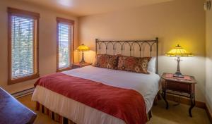 Postel nebo postele na pokoji v ubytování Bear Claw 202 - Ski-in Ski-out Condo!