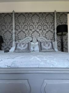 un letto con due cuscini sopra in una camera da letto di The Eagle Tavern a Faringdon