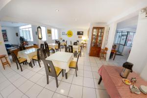 a dining room with tables and chairs and a dining room at Hotel Incasol Agosto Ejecutivo Matrimonial Individual Suite Desayuno Incasol Tranporte y Cochera Gratis in Ayacucho