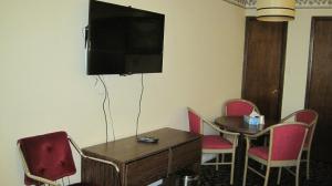 TV a/nebo společenská místnost v ubytování Rosecourt Motel