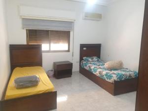 A bed or beds in a room at شقة مفروشة فرش فاخر ٣ غرف نوم في طبربور عمان