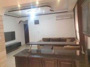 安曼的住宿－شقة مفروشة فرش فاخر ٣ غرف نوم في طبربور عمان，客厅配有沙发和桌子