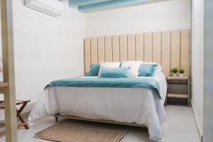 Un pat sau paturi într-o cameră la Zentrico Boutique