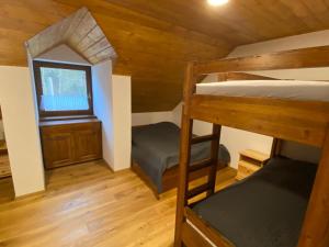 a room with two bunk beds in a cabin at Chata Klinger in Banská Štiavnica