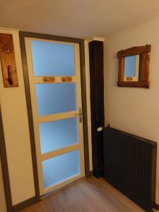 Les Étalons的住宿－Les Marmottes，一个空房间,有门和镜子