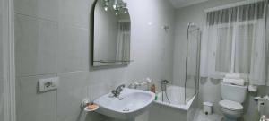 Koupelna v ubytování Apartamento de 4 habitaciones en el Centro de Monforte + 21 fotografií