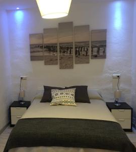 1 dormitorio con 1 cama grande y 2 mesitas de noche en Apartamento cristo de la yedra con parking, en Granada