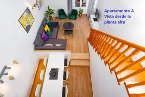 uma vista de cima de uma sala de estar e escadas em Sitges Rustic Apartments em Sitges