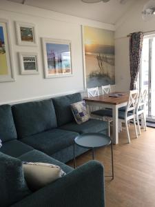 ein Wohnzimmer mit einem Sofa und einem Tisch in der Unterkunft Chalet 283 in Bridlington