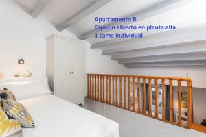 Voodi või voodid majutusasutuse Sitges Rustic Apartments toas