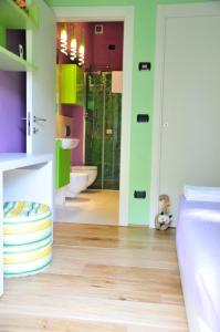 a bathroom with green and purple walls at Ai Lecci in Centro in Sarteano