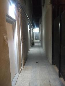 un couloir vide d'un bâtiment éclairé dans l'établissement Dpto Microcentro Rosario, à Rosario