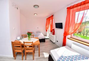 ストロニエ・シロンスキエにあるVilla Valle Verdeのテーブルと椅子、ベッドルーム1室が備わります。