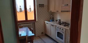 Kuchyňa alebo kuchynka v ubytovaní Cà La Terrazza - DENTRO IL BORGO STORICO + 37 fotografií