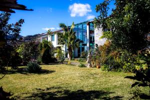 una casa con césped delante en Vila Afonso en Estreito de Câmara de Lobos