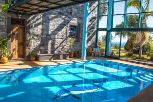 uma piscina em frente a uma casa em Vila Afonso no Estreiro de Càmara de Lobos