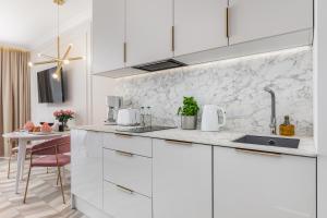 Kuchyň nebo kuchyňský kout v ubytování Golden Line Apartments