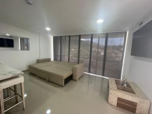 Televiisor ja/või meelelahutuskeskus majutusasutuses Apartasol Luxury Citadela di Sole con Jacuzzi