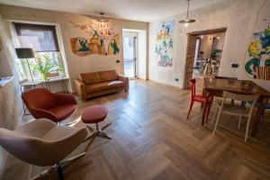 a living room with a table and chairs at La Meridiana in Costermano