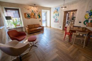a living room with a table and chairs at La Meridiana in Costermano sul Garda