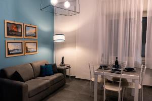 uma sala de estar com um sofá e uma mesa em NAPOLI IN BLU MAISON em Nápoles