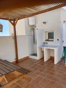 Pokój z biurkiem i telewizorem na ścianie w obiekcie Isleta del Moro TERRAZA VISTAS MAR Exclusiva 60 m2 WIFI w mieście La Isleta del Moro +49 zdjęć
