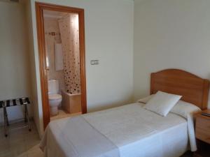 Postel nebo postele na pokoji v ubytování Hostal El Retiro