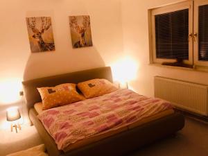 Posteľ alebo postele v izbe v ubytovaní Chalupa s vnitřním bazénem + 21 fotografií