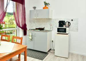 斯托尼拉斯奇Villa Valle Verde的配有白色橱柜和微波炉的厨房 更多61张照片