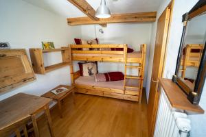 Palanda nebo palandy na pokoji v ubytování Apartment Bügl Grond 124
