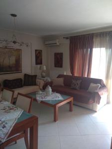 uma sala de estar com um sofá e uma mesa em Sweet luxury apartment Peraia em Perea