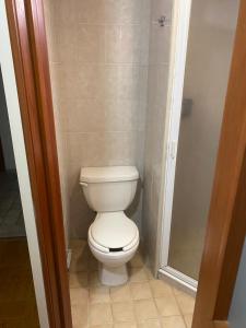une petite salle de bain avec toilettes et douche dans l'établissement Hotel Express Quinta Soledad, à Mexico 50 autres photos