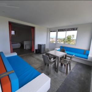 a room with a room with a table and chairs at ALEWA, apartamento. Dibulla la Guajira in Dibulla