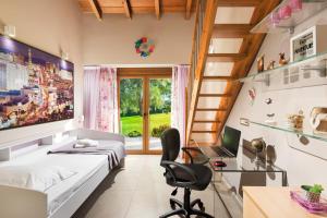 sypialnia z łóżkiem, biurkiem i krzesłem w obiekcie Villa Elva Nafplio w Nauplionie +29 zdjęć