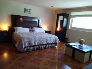a bedroom with a large bed and a window at Habitaciones business class en Lomas de Angelópolis in Tlazcalancingo