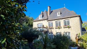 a large brick house with windows and a balcony at La Villa Saint Martin in Cournon