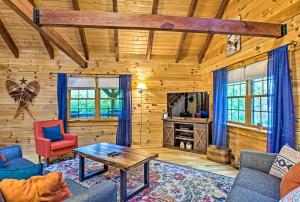 Massanutten Resort Log Cabin with Mountain Views! في McGaheysville: غرفة معيشة مع أريكة وطاولة قهوة