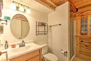Bathroom sa Massanutten Resort Log Cabin with Mountain Views!