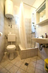 Bilik mandi di Apartment Nata with beautiful sea view +24 gambar