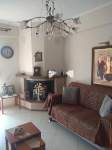 uma sala de estar com um sofá e uma lareira em Sweet luxury apartment Peraia em Perea